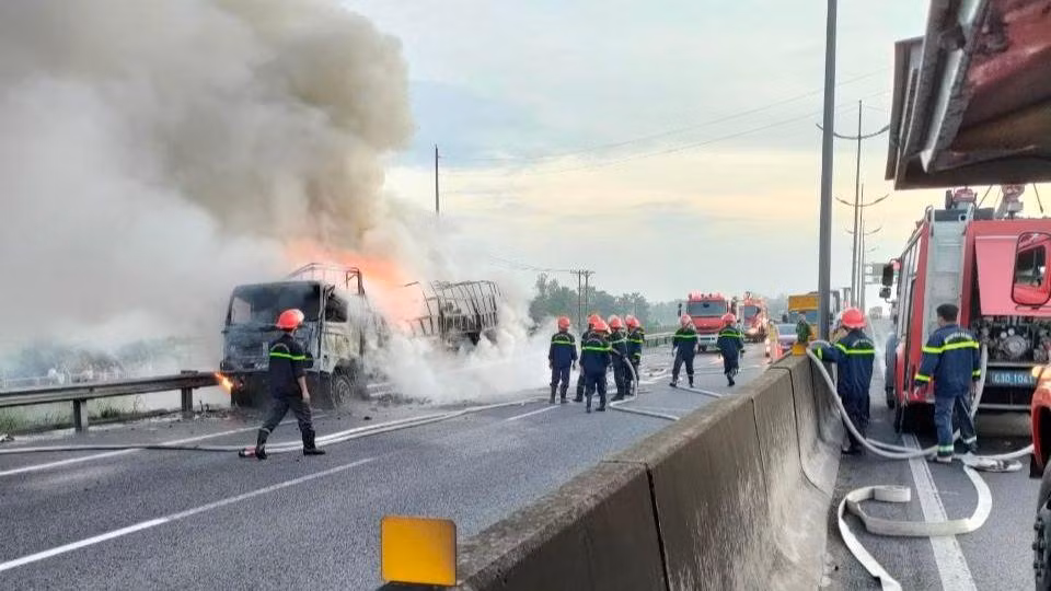 Lực lượng Cảnh sát Phòng cháy chữa cháy và Cứu nạn cứu hộ (Công an tỉnh Tiền Giang) hỗ trợ dập tắt vụ cháy xe.