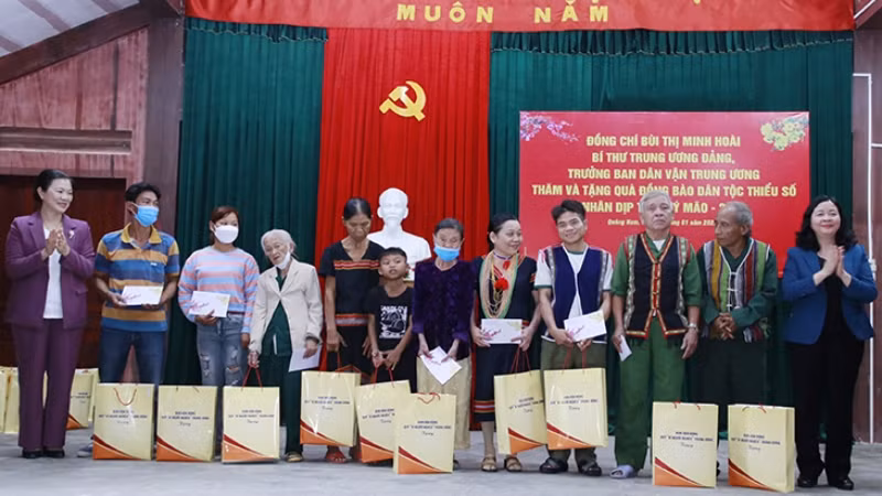Đồng chí Bùi Thị Minh Hoài trao quà Tết tặng đồng bào dân tộc thiểu số ở huyện Hiệp Đức.