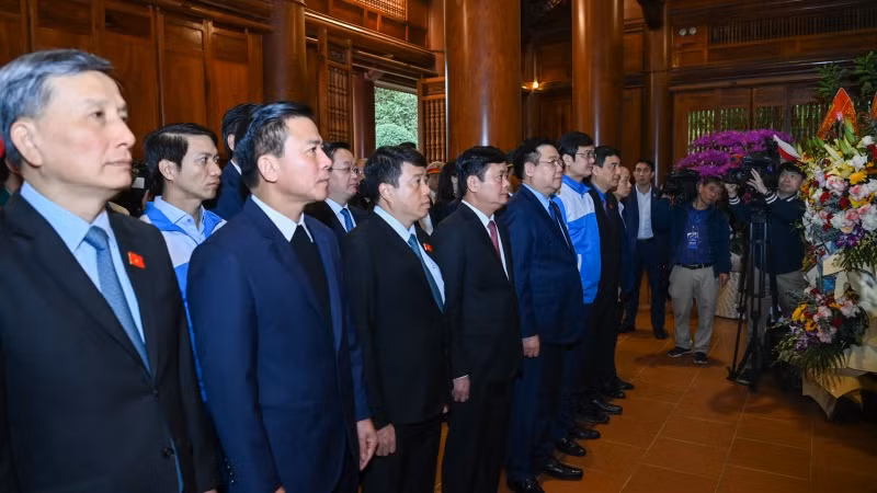 Chủ tịch Quốc hội Vương Đình Huệ và các đại biểu tưởng niệm Chủ tịch Hồ Chí Minh. (Ảnh: DUY LINH)