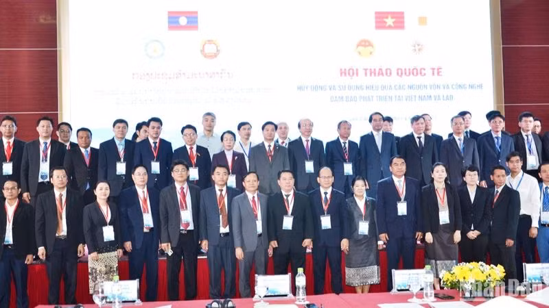 Các đại biểu tham gia Hội thảo chụp ảnh lưu niệm. (Ảnh: QUỐC HỒNG)