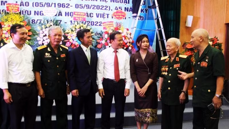 Đồng chí Chanthaphone Khammanichanh (thứ 3 từ trái sang) và các đại biểu tại buổi gặp mặt.