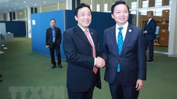Phó Thủ tướng Trần Hồng Hà gặp Tổng Giám đốc Tổ chức Nông lương Liên hợp quốc (FAO) Qu Dongyu. (Ảnh: TTXVN)