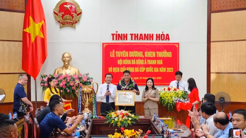 Lãnh đạo tỉnh Thanh Hóa tặng bằng khen cho cầu thủ có thành tích xuất sắc.