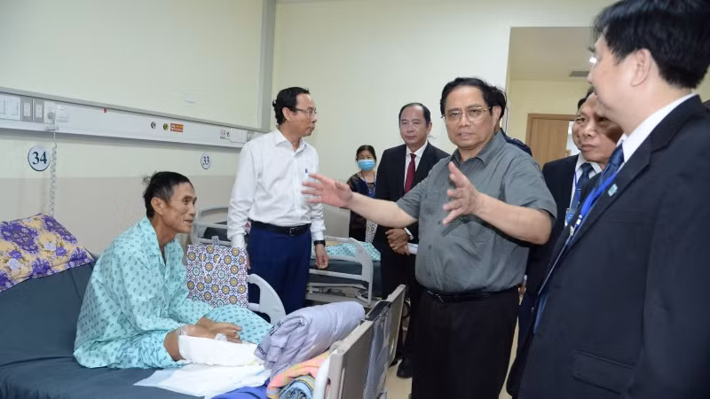 Thủ tướng Phạm Minh Chính thăm hỏi, tặng quà động viên các bệnh nhân đang điều trị tại Bệnh viện Ung bướu Thành phố Hồ Chí Minh (cơ sở 2).
