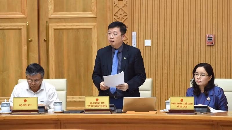 Thứ trưởng Thông tin và Truyền thông trình bày báo cáo về công tác truyền thông chính sách. (Ảnh: Trần Hải)