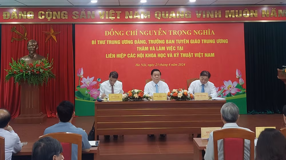 Đoàn công tác lắng nghe ý kiến của các nhà khoa học, trí thức.