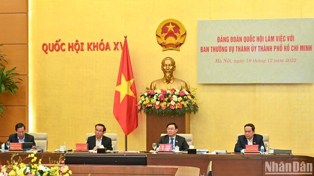 Chủ tịch Quốc hội Vương Đình Huệ, Phó Chủ tịch Thường trực Quốc hội Trần Thanh Mẫn, Bí thư Thành ủy Thành phố Hồ Chí Minh Nguyễn Văn Nên và Chủ tịch UBND Thành phố Hồ Chí Minh Phan Văn Mãi tại buổi làm việc.
