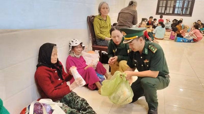 Cán bộ, chiến sĩ Bộ Chỉ huy Bộ đội Biên phòng tỉnh Quảng Nam đón tiếp, chăm lo người dân xã Tam Thanh đến trú bão.