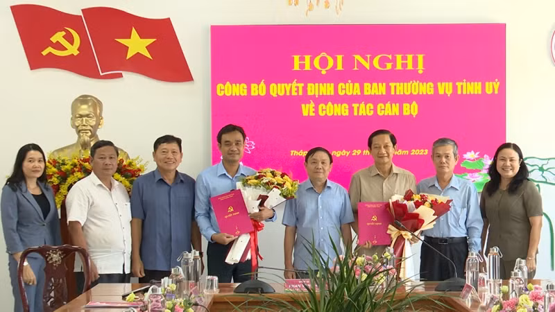 Ban Thường vụ Tỉnh ủy Đồng Tháp trao quyết định về công tác cán bộ
