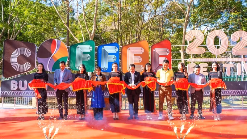 Hưởng ứng phục vụ Lễ hội Cà-phê Buôn Ma Thuột lần thứ 8 năm 2023, nhiều doanh nghiệp cũng khai trương các điểm uống cà-phê miễn phí cho khu khách khi đến với lễ hội.