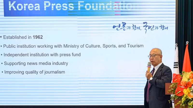 Giám đốc Quỹ Xúc tiến truyền thông Hàn Quốc Lee Hee Yong trình bày tham luận tại Hội thảo.