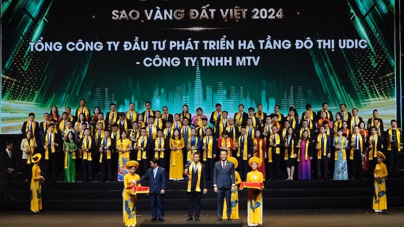 Ông Trần Vũ Quang, Phó Tổng giám đốc Tổng công ty Đầu tư Phát triển Hạ tầng Đô thị UDIC đại diện doanh nghiệp nhận Cup Sao Vàng Đất Việt 2024.
