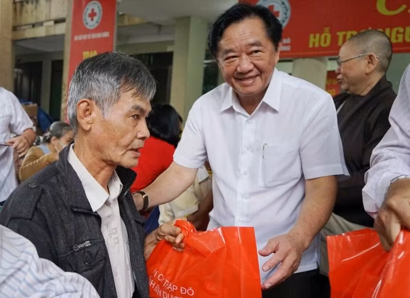 Phó Bí thư Thường trực Tỉnh ủy Bình Dương Nguyễn Hoàng Thao trao tặng quà cho người khiếm thị có hoàn cảnh khó khăn tại Bình Dương.