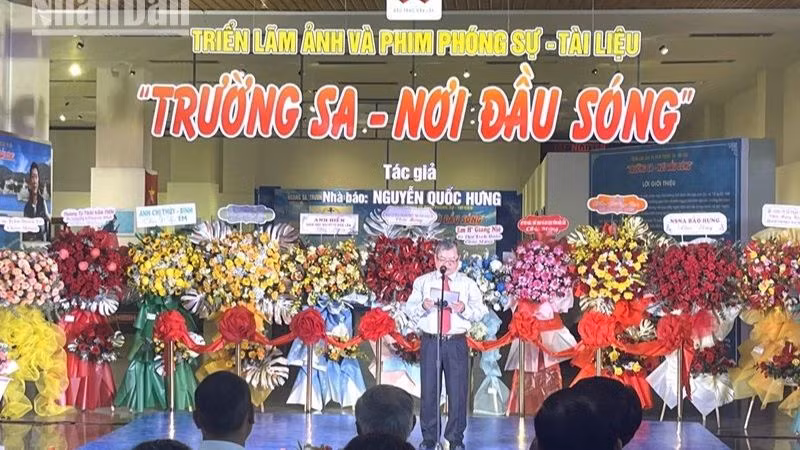 Giám đốc Bảo tàng Đắk Lắk Đinh Một phát biểu khai mạc triển lãm.