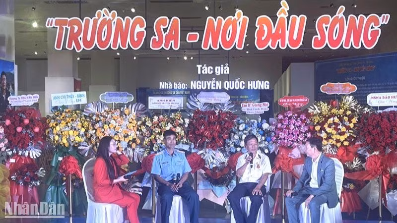 Tác giả triển lãm - Nhà báo Nguyễn Quốc Hưng (người ngồi ngoài cùng bên phải) giao lưu với khán giả.