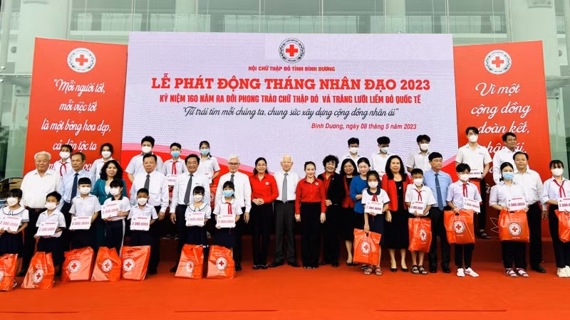 Nguyên Chủ tịch nước Nguyễn Minh Triết và các đại biểu trao tặng quà và học bổng cho học sinh có hoàn cảnh khó khăn.