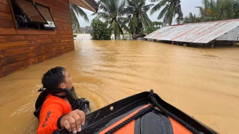 Lực lượng cứu hộ sơ tán người dân. (Nguồn: AFP)
