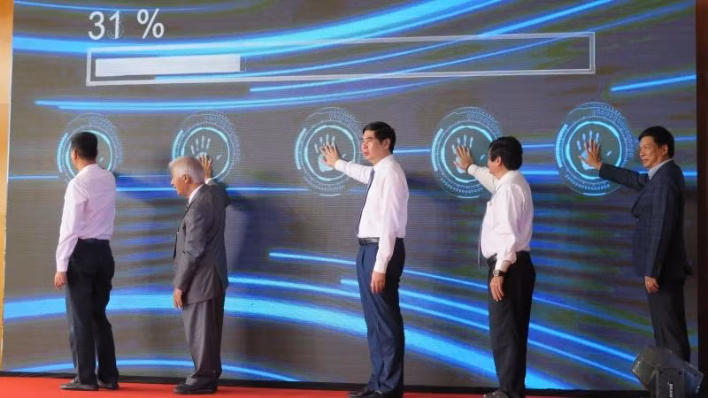 Đại biểu nhấn nút khởi động khai mạc Ngày hội khởi nghiệp, đổi mới sáng tạo tỉnh Bình Định lần thứ III năm 2022.