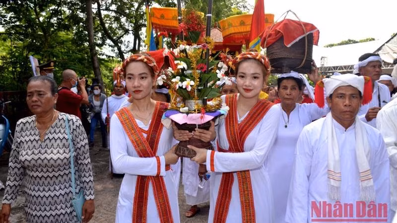 Thiếu nữ Chăm rước Thôn la lên Tháp chính.