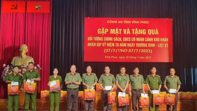 Giám đốc Công an tỉnh tặng quà cho các thương binh, thân nhân gia đình liệt sĩ.