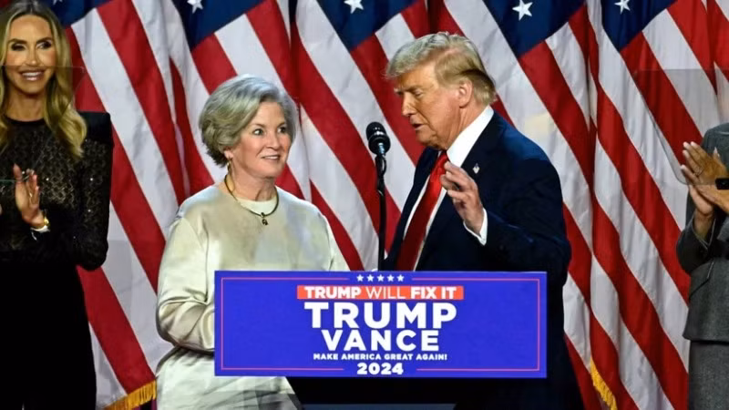 Bà Susie Wiles có mặt cùng Tổng thống Donald Trump trên sân khấu khi ông tái đắc cử. (Ảnh: The Times)