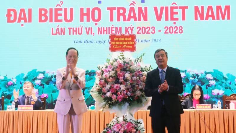 Bí thư Tỉnh ủy Thái Bình Ngô Đông Hải (bên phải) tặng hoa chúc mừng Đại hội. (Ảnh: MAI TÚ)