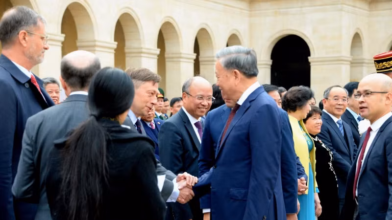 Lễ đón chính thức Tổng Bí thư, Chủ tịch nước Tô Lâm cùng Đoàn đại biểu cấp cao Việt Nam thăm chính thức Cộng hòa Pháp diễn ra trọng thể tại Điện Invalides, thủ đô Paris.