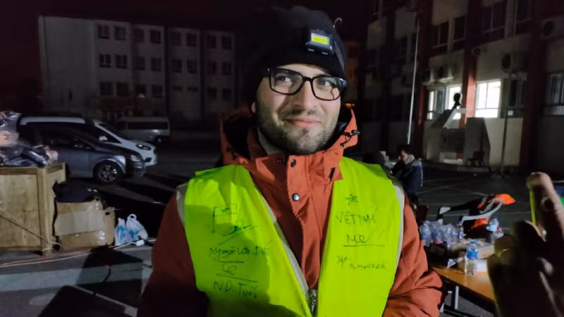 Aesir xin chữ ký của các thành viên đoàn cứu nạn, cứu hộ Công an Việt Nam. (Ảnh: Lực lượng cứu hộ, cứu nạn Đoàn Công an Việt Nam cung cấp)