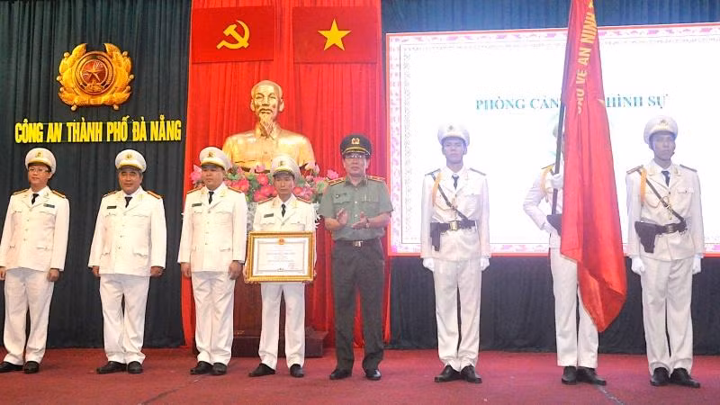 Thừa ủy quyền của Chủ tịch nước, Thiếu tướng Vũ Xuân Viên trao tặng Huân chương Chiến công hạng Ba cho Phòng Cảnh sát hình sự.