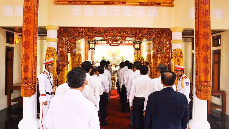 Các đại biểu vào dâng hương viếng Bác.