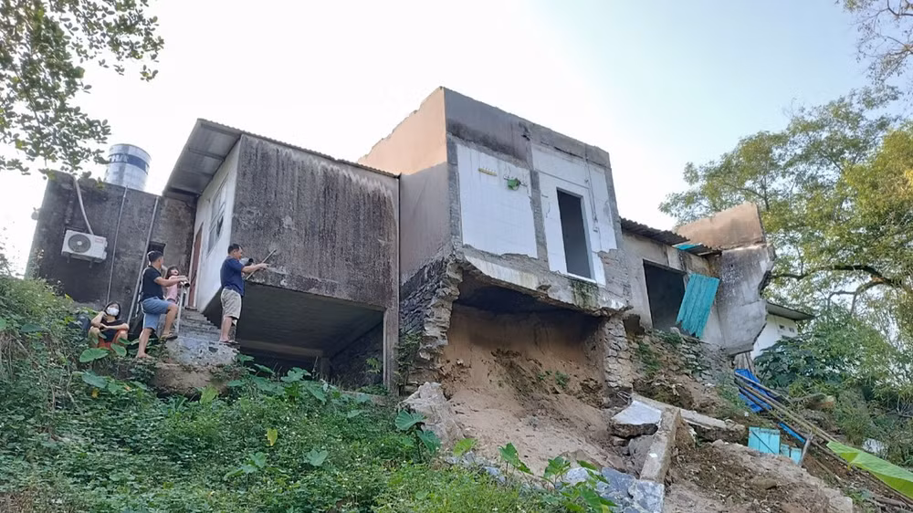 Tình trạng sạt lở xảy ra tại tổ 14, thị trấn Vị Xuyên, huyện Vị Xuyên.