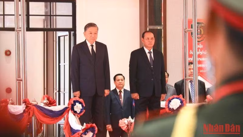 Phó Thủ tướng, Đại tướng, Bộ trưởng Công an Lào Vilay Lakhamphong chủ trì lễ đón chính thức Đại tướng, Bộ trưởng Công an Tô Lâm. (Ảnh: Trịnh Quốc Dũng)