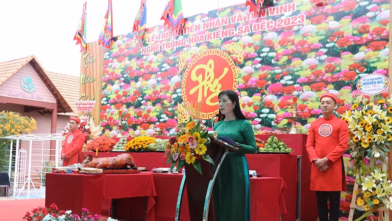 Phó Chủ tịch Ủy ban nhân dân thành phố Sa Đéc Võ Thị Bình phát biểu tri ân và tôn vinh nghề trồng hoa kiểng Sa Đéc.