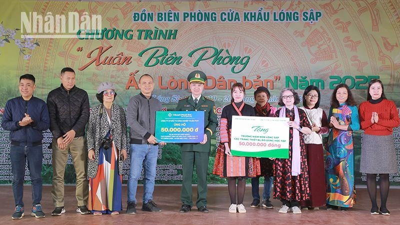 Tặng 567 suất quà cho các hộ khó khăn, gia đình chính sách vùng biên giới Sơn La ảnh 1