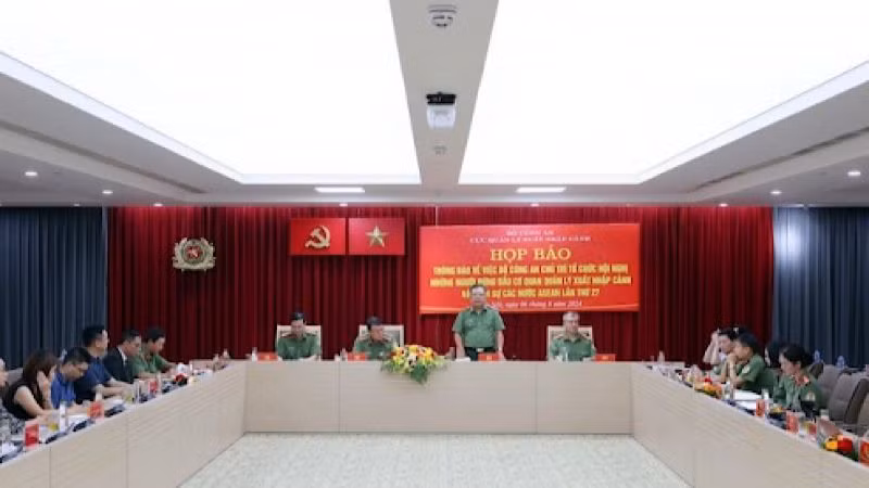 Thiếu tướng Phạm Đăng Khoa, Cục trưởng Cục Quản lý xuất nhập cảnh chủ trì họp báo.