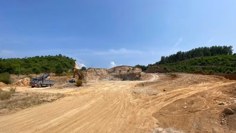 Việc khai thác khoáng sản của Công ty trách nhiệm hữu hạn Lý Tuấn tại mỏ đất Dông Cây Dừa (xã Bình Nguyên, huyện Bình Sơn) có nhiều sai phạm.