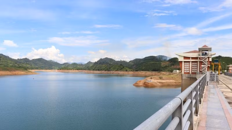 Hồ thủy điện Nước Trong bắt đầu vận hành điều tiết tăng lưu lượng xả để đón lũ.