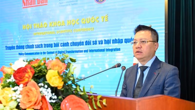 Nhà báo Lê Quốc Minh, Tổng Biên tập Báo Nhân Dân phát biểu khai mạc Hội thảo.
