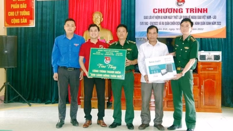 Các đơn vị trao biển hỗ trợ công trình “Ánh sáng nông thôn mới” cho dân bản A Tin, xã Lâm Đớt (huyện A Lưới).