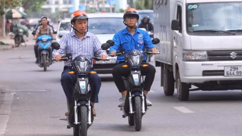 Người dân sử dụng xe đạp điện để di chuyển đến tuyến buýt nhanh BRT.