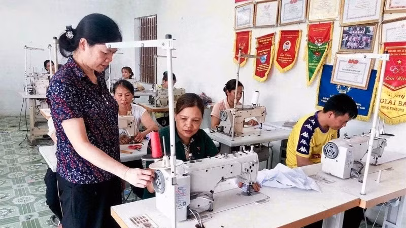 Lớp đào tạo nghề may cho người lao động tại huyện Sơn Dương.
