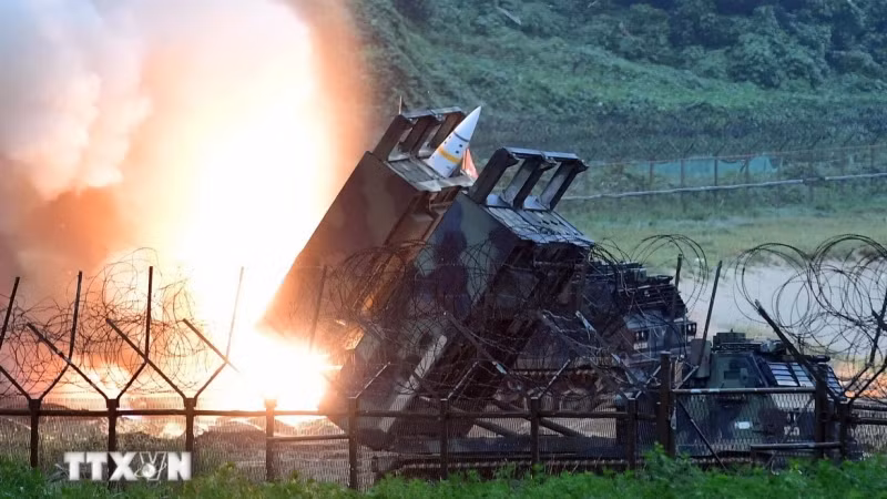 Tên lửa được phóng thử từ Hệ thống tên lửa chiến thuật lục quân (ATACMS) của Mỹ. (Ảnh: AFP/TTXVN)