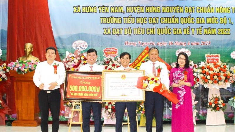 Xã Hưng Yên Nam vinh dự đón Bằng công nhận xã đạt chuẩn Nông thôn mới.