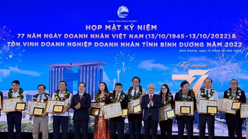 Lãnh đạo tỉnh Bình Dương trao Bằng khen cho doanh nghiệp và doanh nhân.