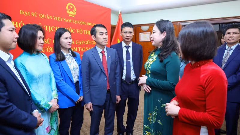 Phó Chủ tịch nước Võ Thị Ánh Xuân với cán bộ, nhân viên Đại sứ quán và các cơ quan đại diện Việt Nam tại Nam Phi.