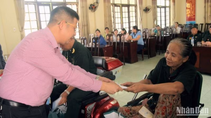 Đoàn công tác Nhà máy Nhiệt điện Thái Bình 2 tặng quà thương, bệnh binh nặng đang được nuôi dưỡng tại Trung tâm Nuôi dưỡng và Điều dưỡng Người có công tỉnh Thái Bình.