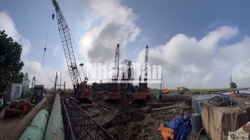 Lực lượng cứu hộ vẫn túc trực làm nhiệm vụ tại công trình.