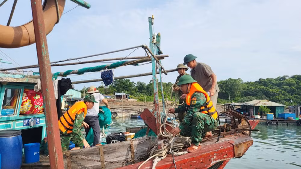Bộ đội Biên phòng Quảng Ninh giúp ngư dân neo đậu tàu thuyền vào nơi an toàn phòng, chống bão số 1.