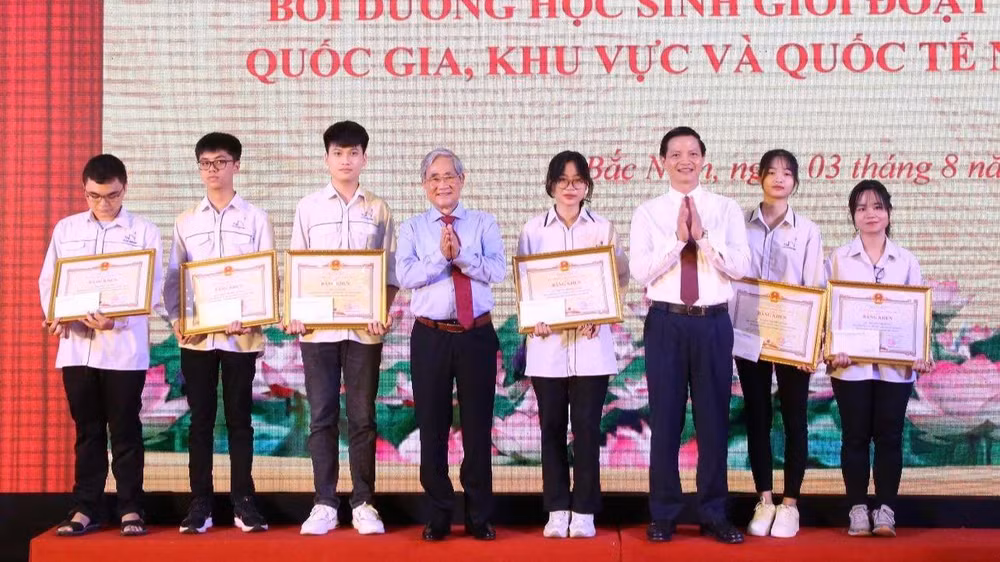 Ban Tổ chức tuyên dương học sinh xuất sắc.