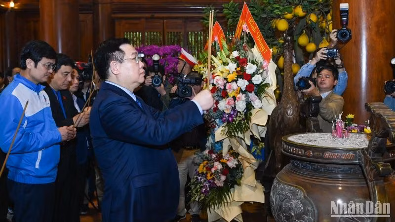 Chủ tịch Quốc hội Vương Đình Huệ dâng hương tưởng niệm Chủ tịch Hồ Chí Minh tại Khu di tích Kim Liên. (Ảnh: DUY LINH)